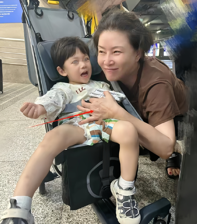 66岁朱茵近照曝光:皮肤白皙发际线后移,穿拖鞋赶高铁亲和力十足