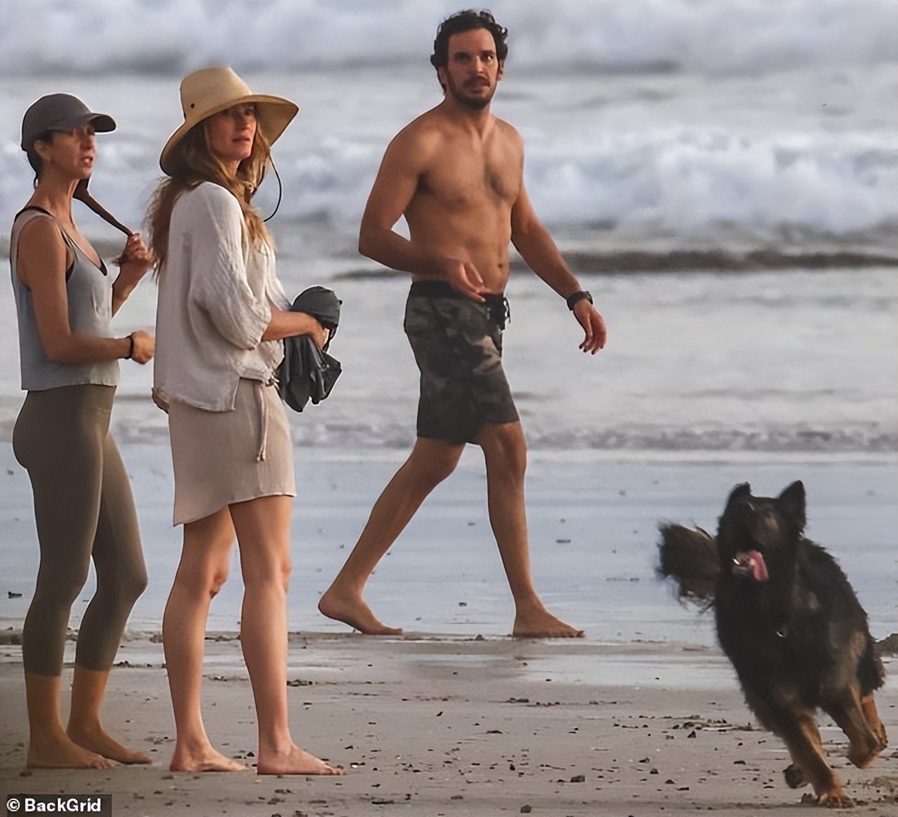 44岁吉娘娘三胎孕肚海边度假，35岁小男友陪伴，光着肚皮秀身材