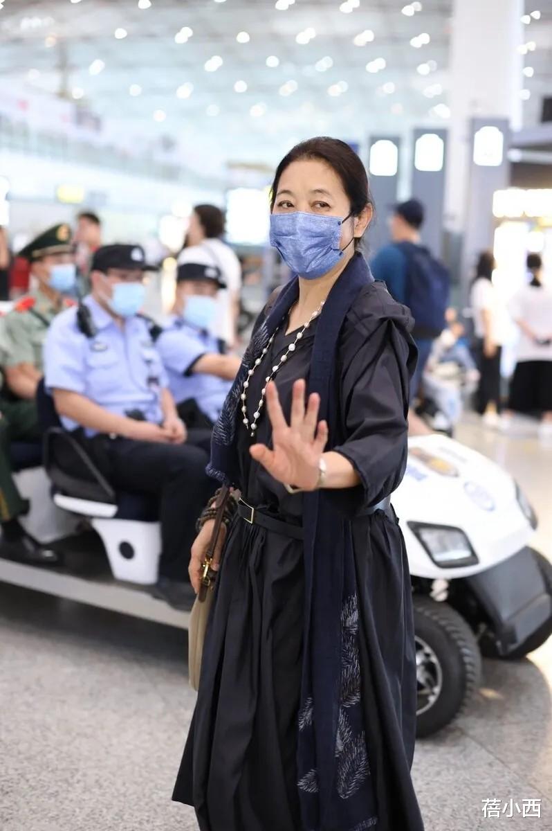倪萍65岁瘦身变漂亮,走机场还穿风衣,穿出了中老年人的时尚感!