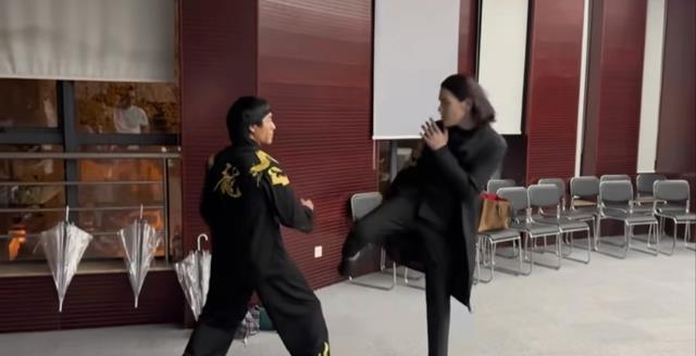 向佐掌掴李小龙模仿者,对方报警:向华强儿子无法无天?本人回应