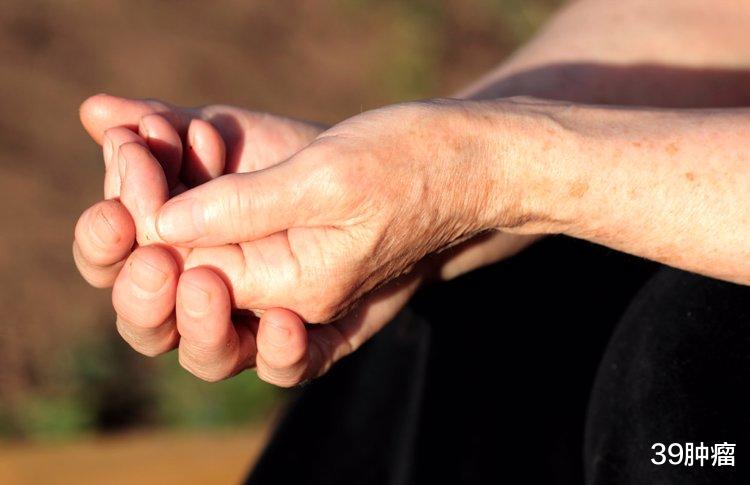 70岁开始，全面进入衰老期，4个部位会悄悄老化，看看自己有没有