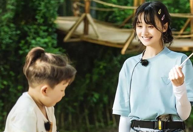 郑爽晒5岁女儿庆生照，希望女儿星光璀璨，疑似怀念当明星的生活