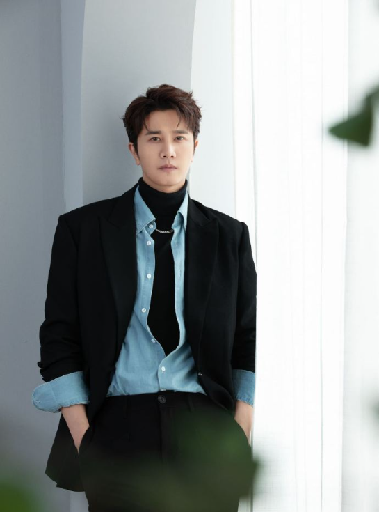 彭冠英因《玫瑰的故事》走红，戏里情深意切，戏外情路神秘。