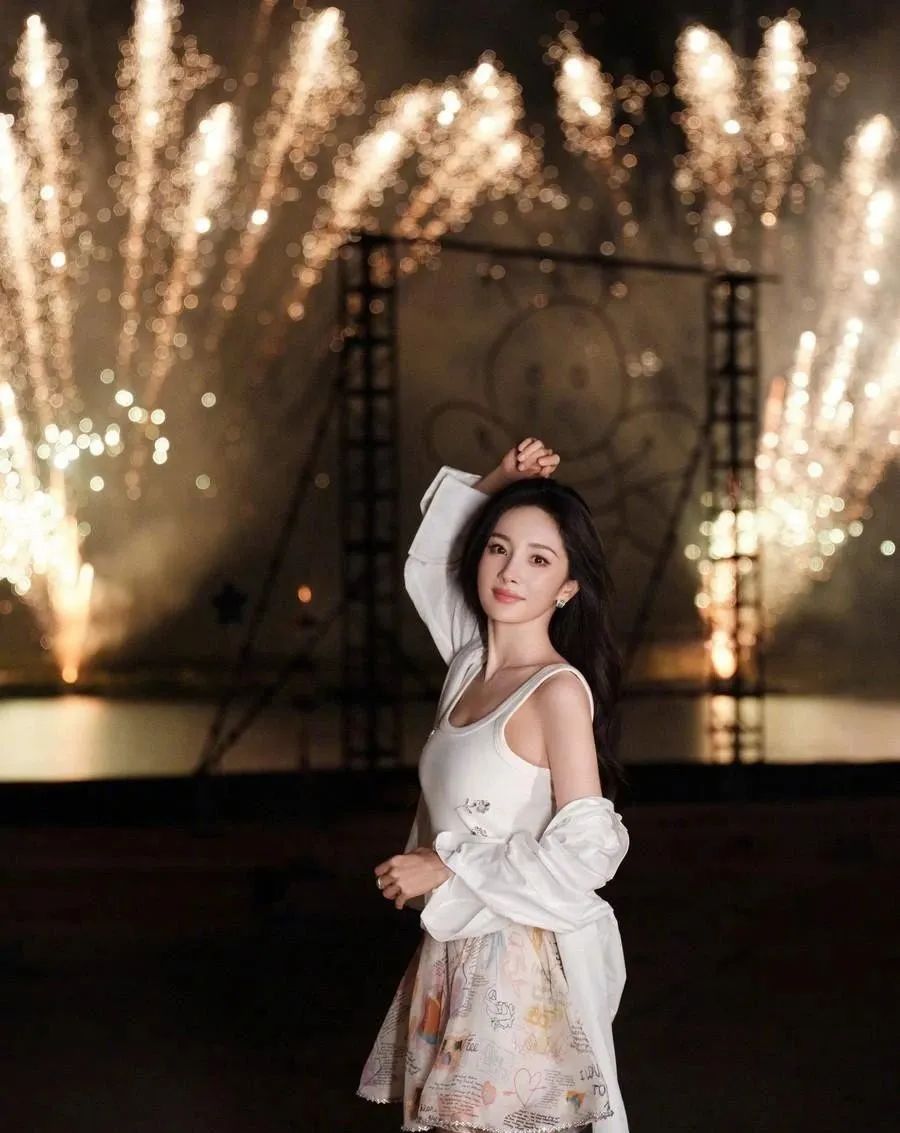 杨幂庆生照美翻天!38岁状态依旧青春,粉丝们的祝福太有创意了