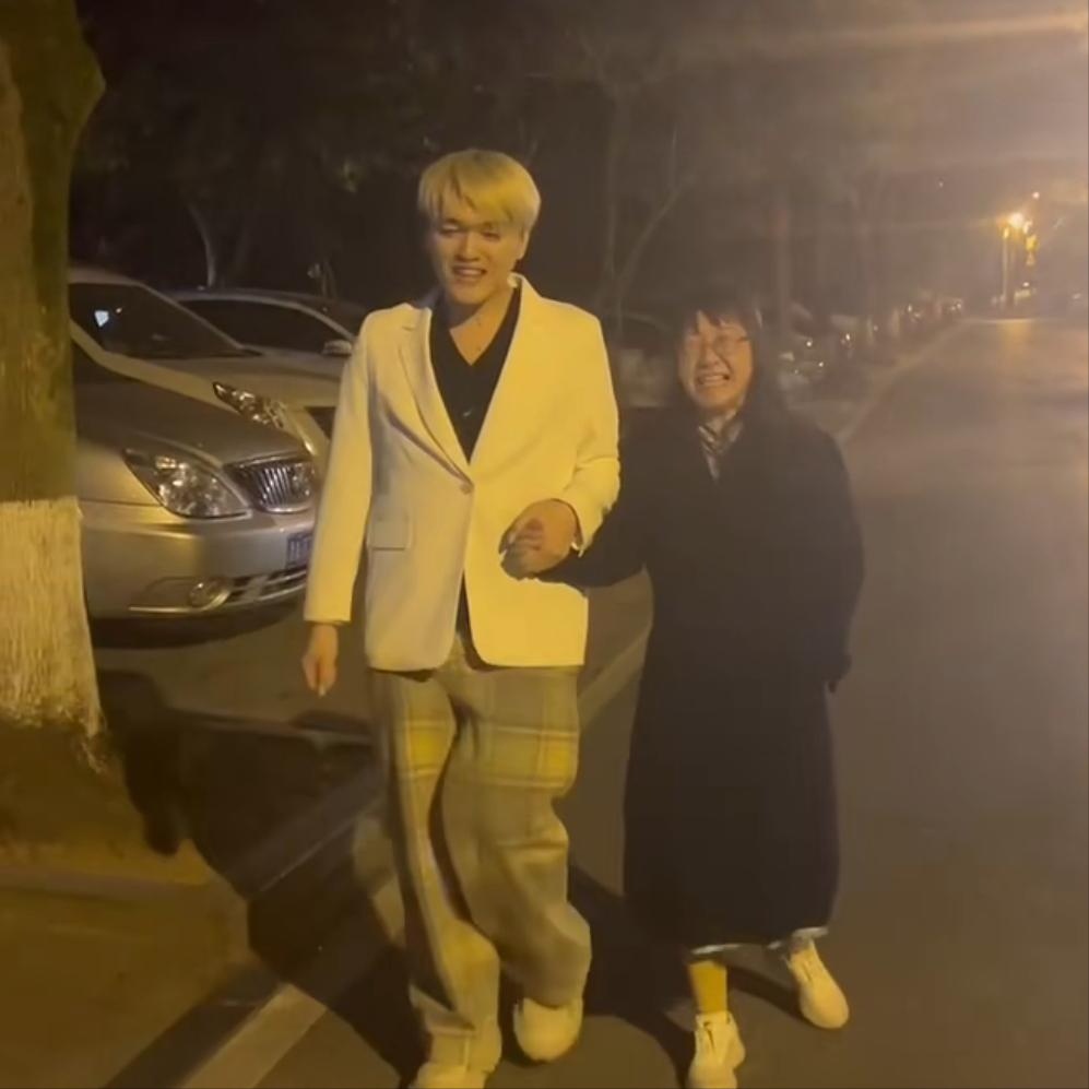 余秀华:与小23岁男友秀恩爱,杨储策已成过往,网友:真是不挑