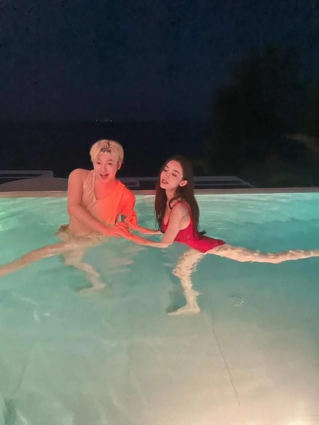 古力娜扎大方秀生活照,这状态这身材也太好了吧,羡慕那个男生。