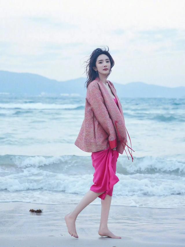 杨幂 裸足美腿 精致迷人