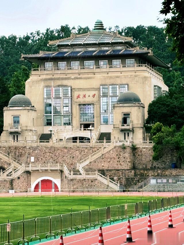 武大校庆:雷军豪捐 13 亿后缺席,窦文涛幽默补位引热议