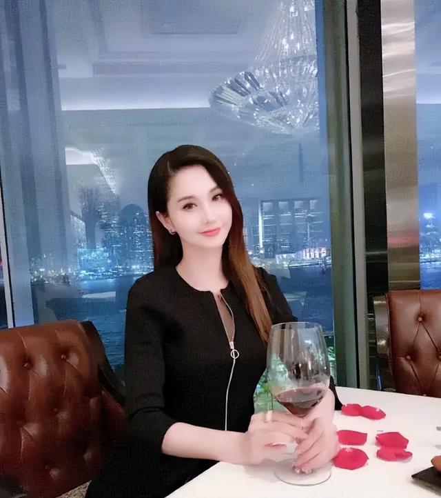 凭首部3D风月电影而迅速走红的蓝燕，如今怎么样了