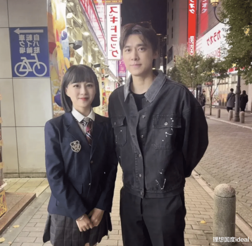 37岁李易峰北京看话剧被偶遇,穿黑皮衣颜值重回巅峰,复出之路指日可待