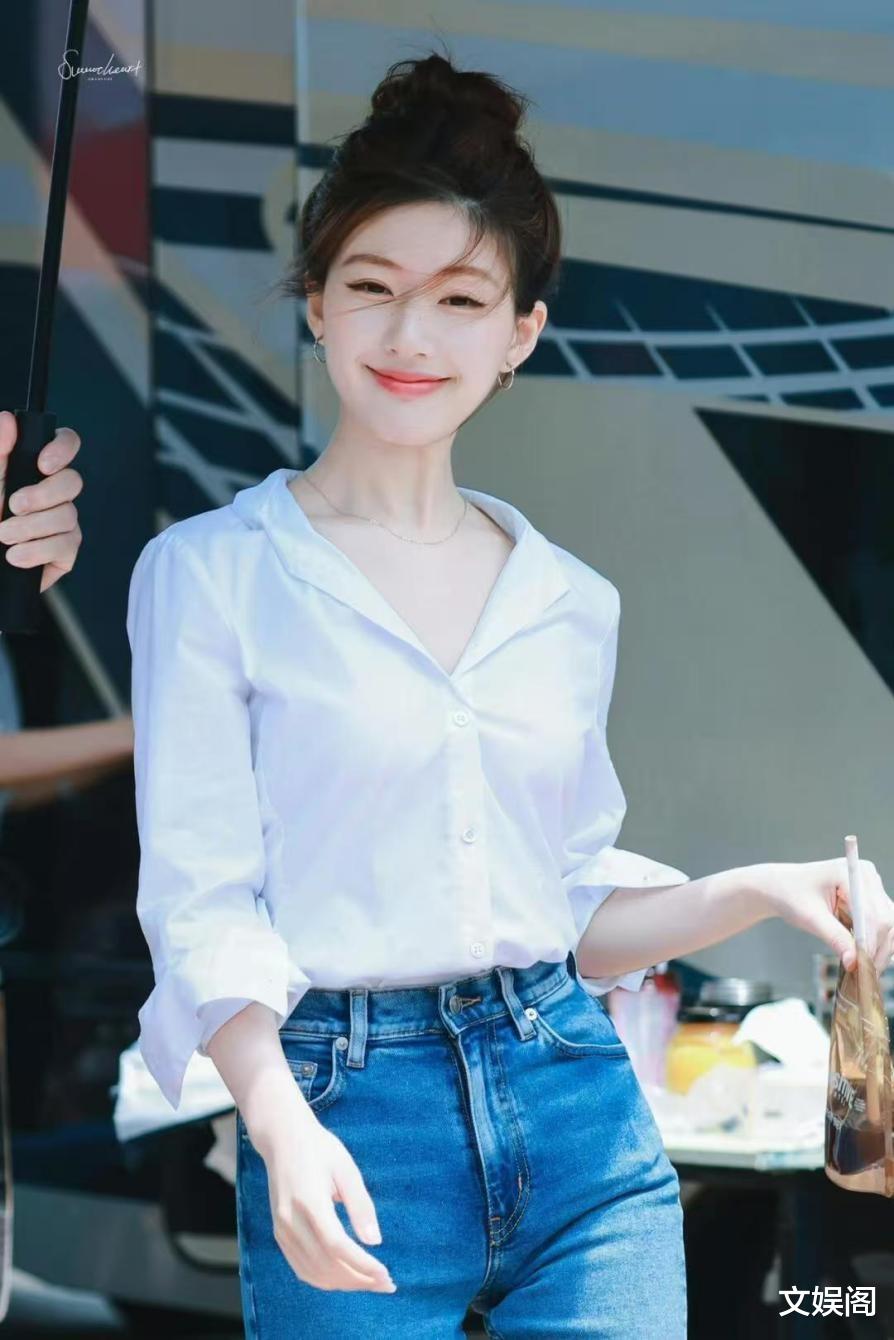 赵露思最新造型曝光!穿深V露背礼裙大露“蝴蝶背”,简直美翻了