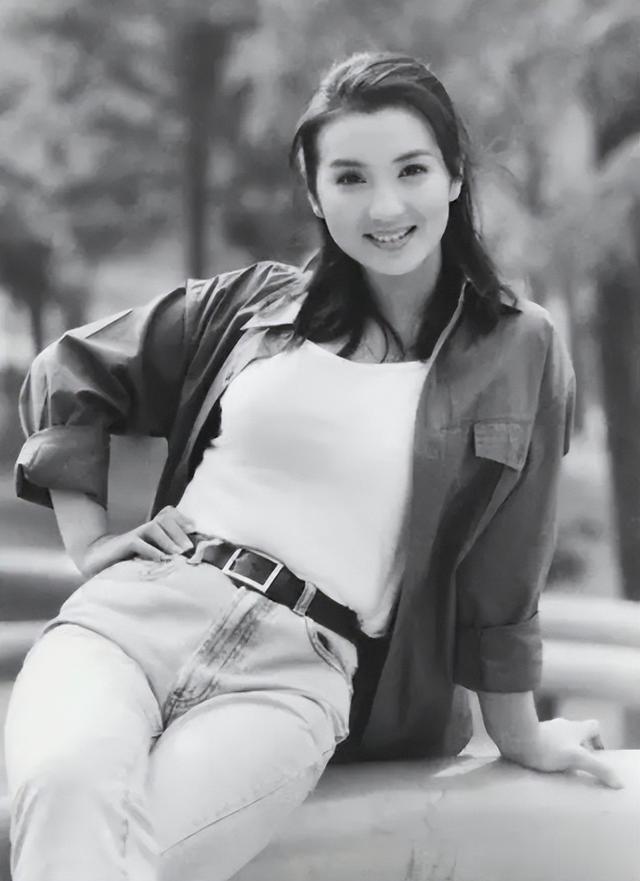 45岁陈好现身北京：衣着邋遢三角区显眼，为何会沦落至如今地步？