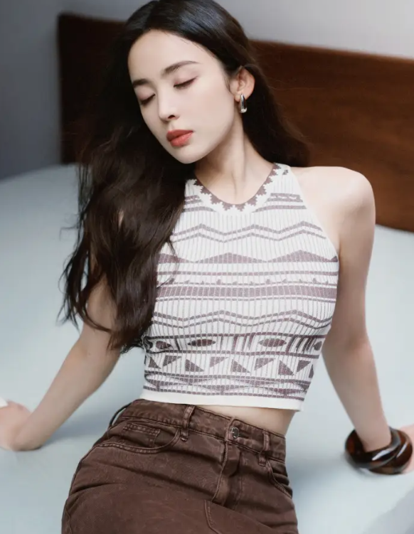 春日写真照流出，娜扎条纹长裙摩登时尚，女王范十足！