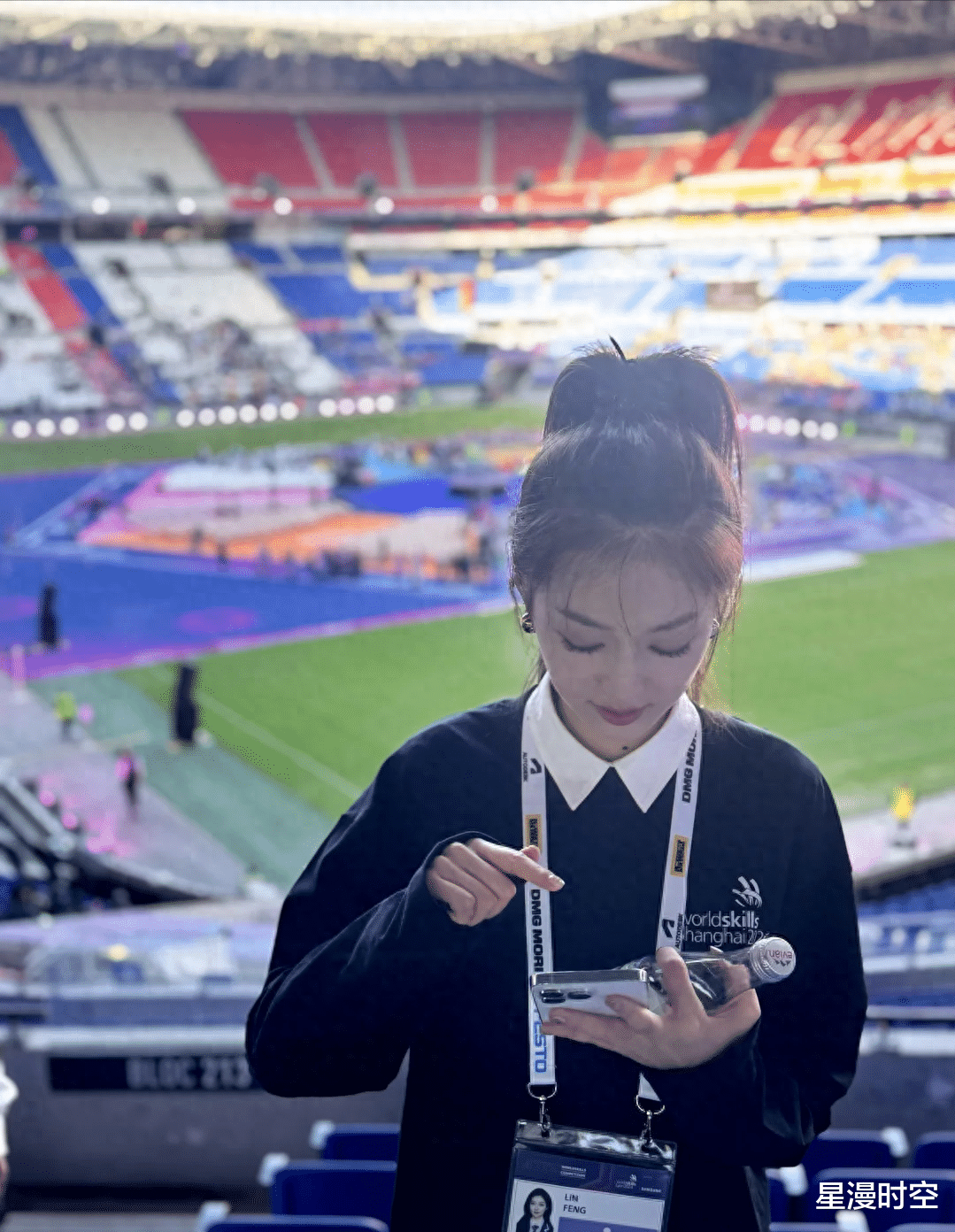 被冯琳惊艳到了!现场播报世界技能大赛,扎高马尾,青春洋溢