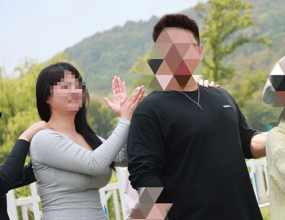 “知道尴尬还故意这么穿？”女实习生发美照，引来3k条清醒评论