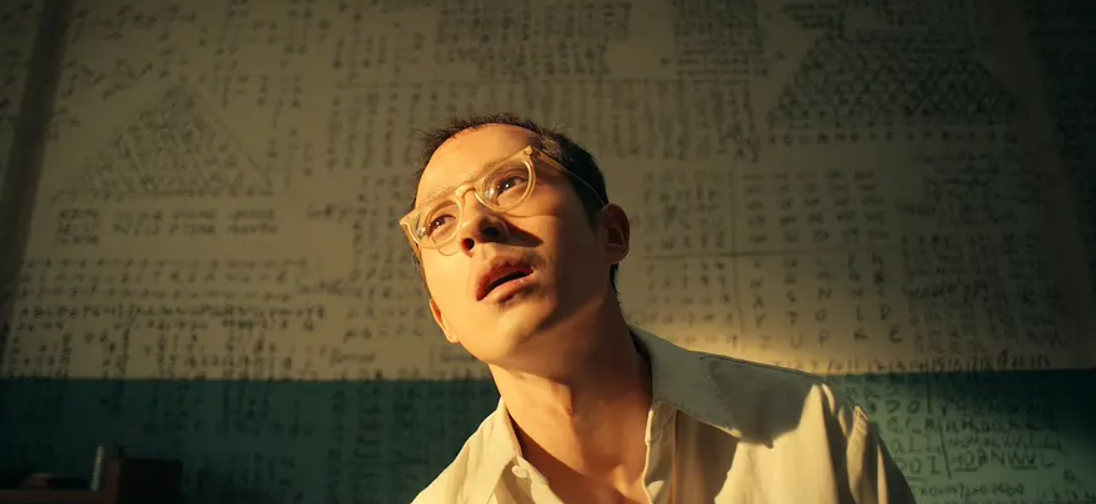 贺岁档大战拉开帷幕，《唐探1900》海报炸裂，王宝强变身印第安人