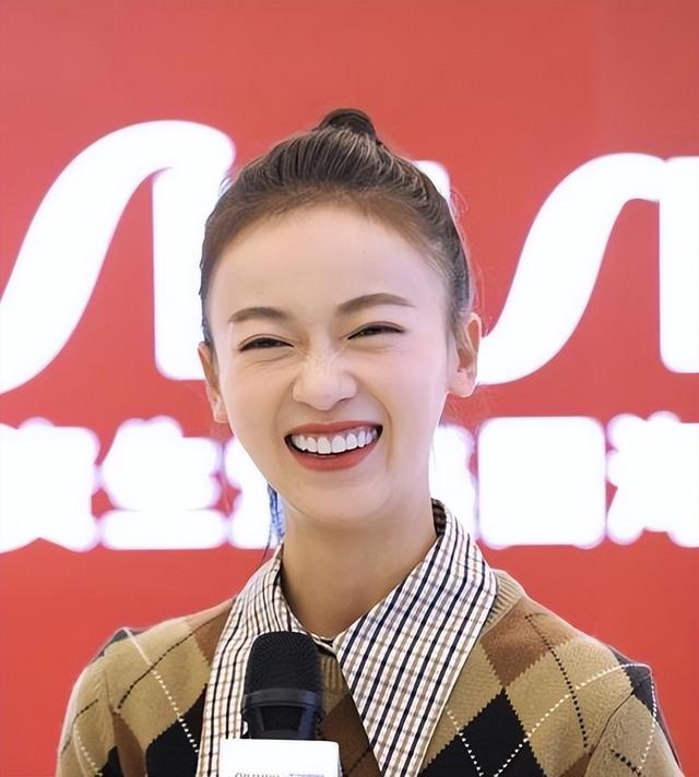结婚后消费降级?吴谨言在路边小店买2件衣服303元!还要讲价还价