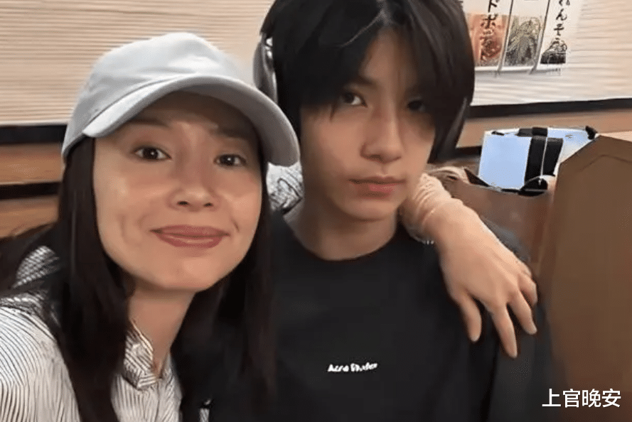 50岁的周迅和44岁的董洁同框，医美脸和天然脸的差别，一目了然