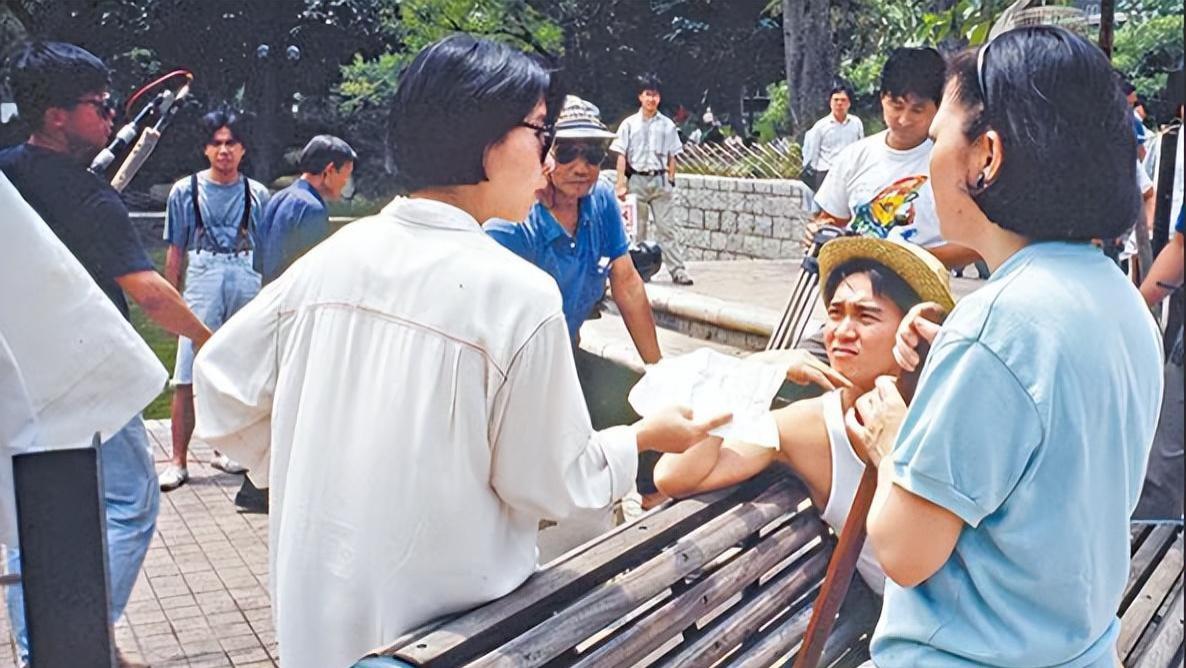 她是香港大满贯艺人，将4子女培养成港大毕业生，低谷期靠姐妹接济