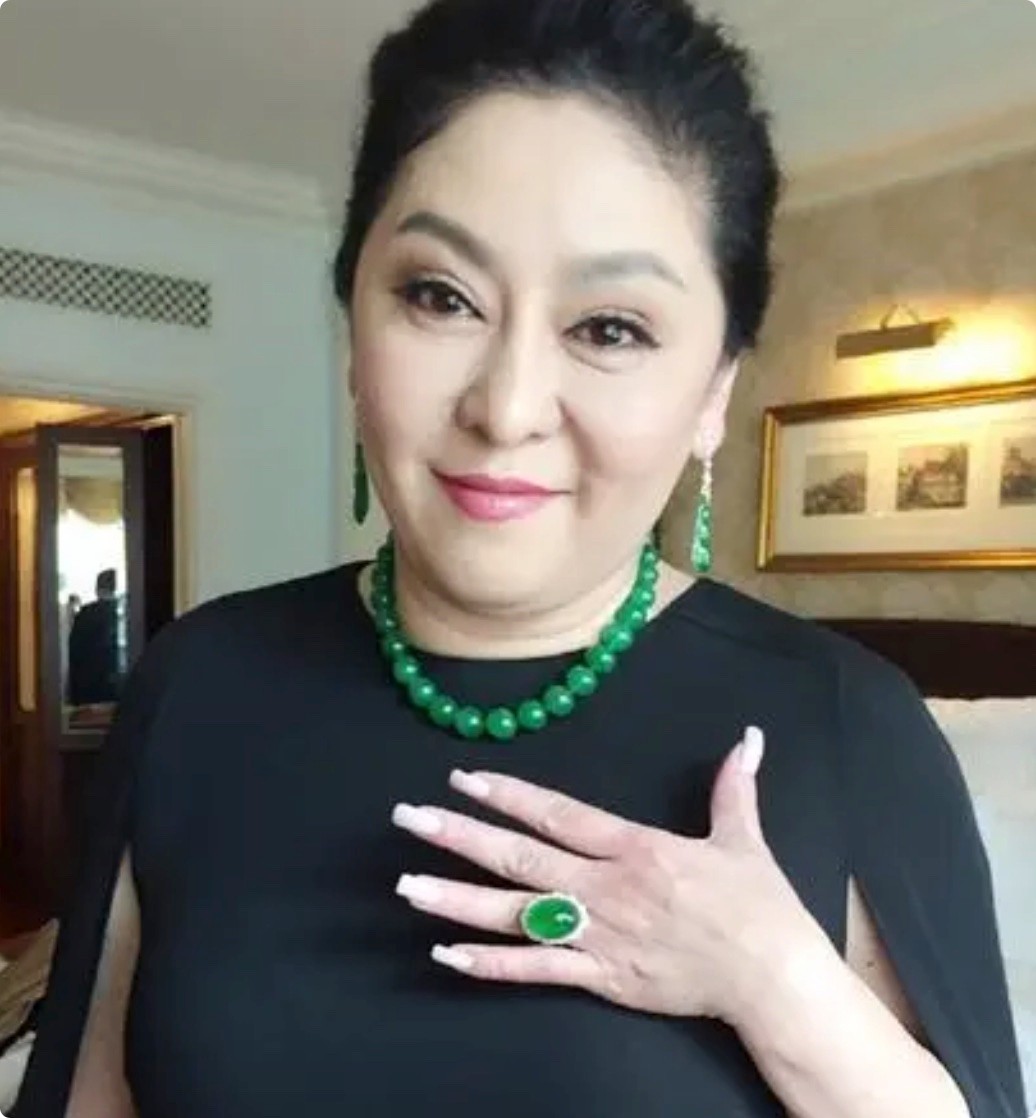 向太新造型翻车,金发披肩五官大变样,近照撞脸网红“浪胃仙”