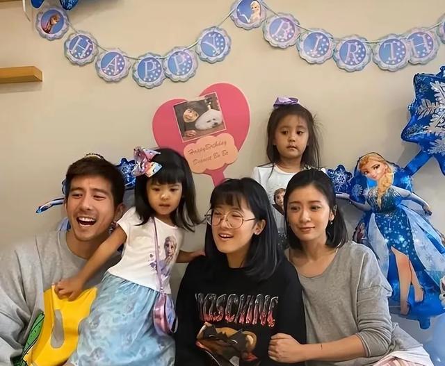 贾静雯分享全家福,三位女儿齐聚,7岁波妞蜕变引人瞩目