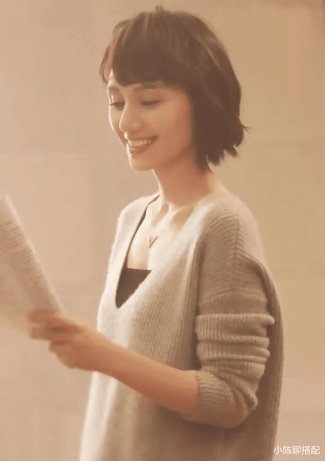 47岁袁泉亲身示范:女人上了年纪,衣要长、发要短,美得优雅得体