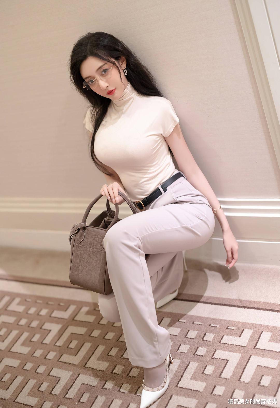 让你走路带风的职场穿搭指南：高领体恤衫配直筒裤轻松提升气质