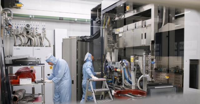 荷兰正式宣布,光刻机禁令再次升级,ASML:我们太自以为是了