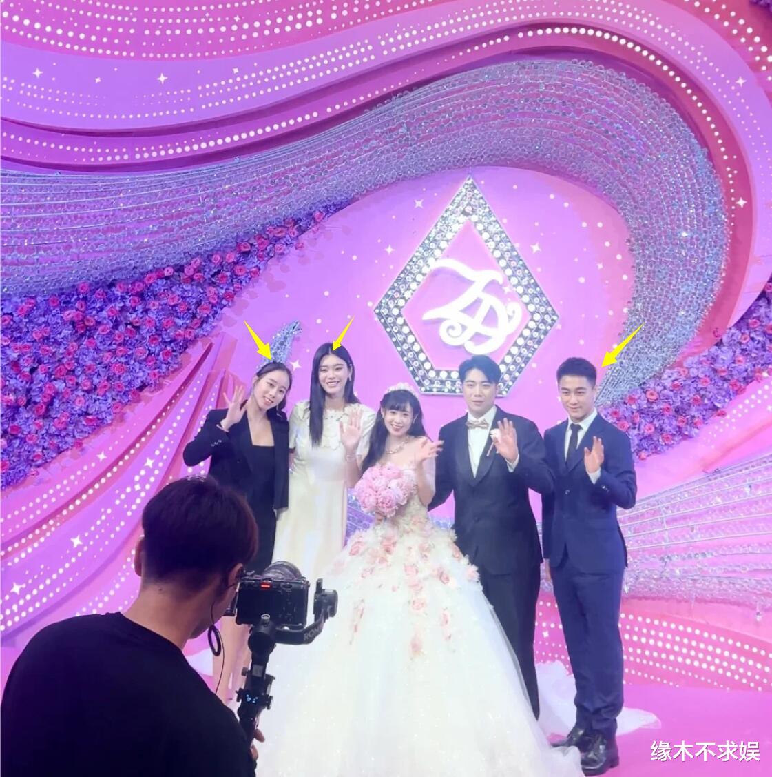 霍思燕夫妇参加朋友婚礼，穿深V红裙抢尽风头，杜江过于潦草了！