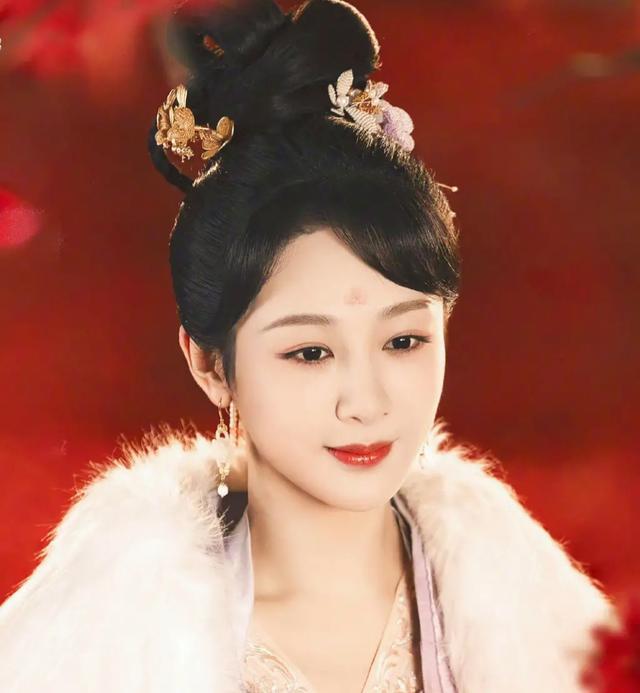 31岁杨紫《家业》男主是王星越!于正讥讽她接烂戏,又利用她炒作CP?