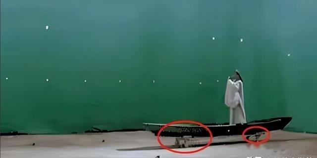 怪不得电视里只有上半身,镜头下移后,真相终究浮出水面!