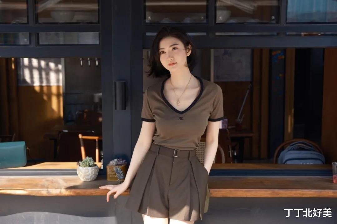 景甜剪了短发后无人能及,白T也能穿出女人味,人间水蜜桃不白叫