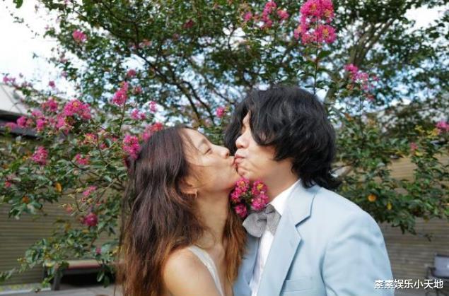 44岁韩星李孝利结婚11周年，和李尚顺甜蜜亲吻，夫妻相互感谢