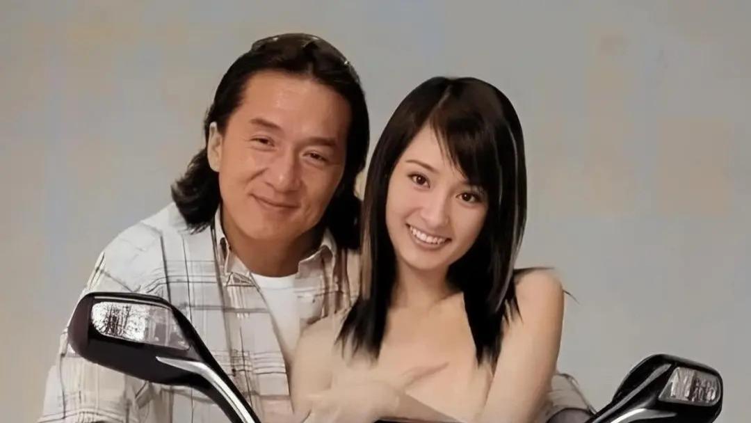 21年前，成龙拿着50万元，将小32岁的杨幂抱在了怀中，被拍成了照片