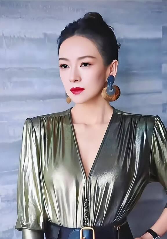 章子怡被嘲“飞机场”?胸口快要沉到肚子了,谁给的勇气抢C位?