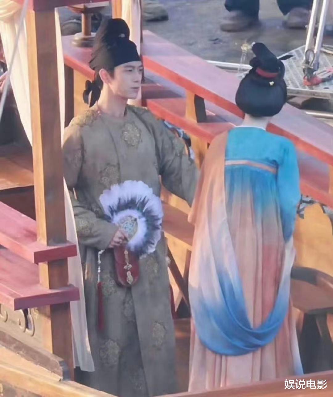 《国色芳华》路透，李现为杨紫戴面具，氛围感拉满也太好嗑了