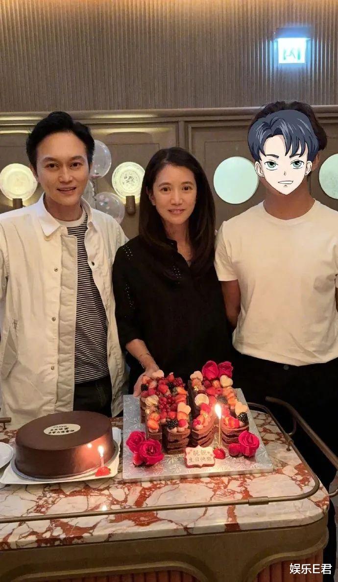 袁咏仪晒照庆祝53岁生日，张智霖邱淑贞P变形，儿子张慕童被打码