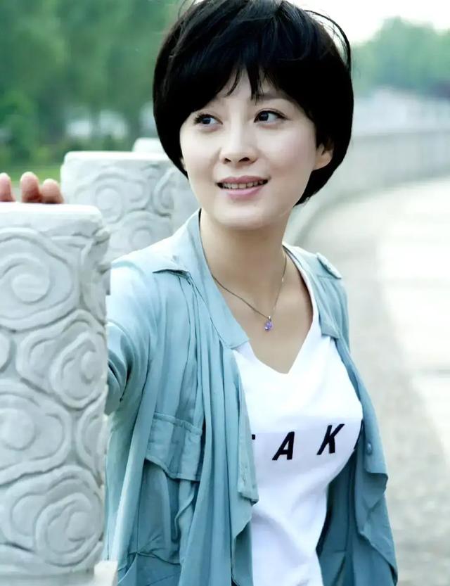 演员徐露：曾经嫌丈夫长得丑，婚后拒绝生子，今19岁女儿貌美如花