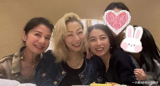 64岁钟楚红与郑秀文甘比聚会,除了她,娱乐圈谁还敢说自然老去?
