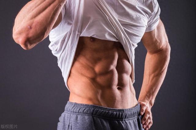 小伙坐轮椅8年练出6块腹肌