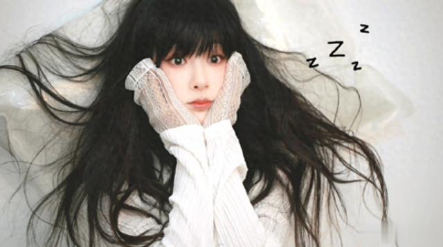 惊艳登场!杨紫的复古齐刘海,瞬间化身时尚icon