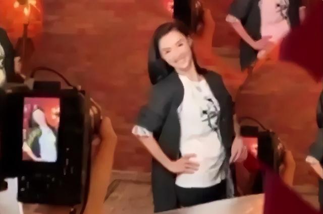 44岁张柏芝直播曝光！梳大光明贴头皮，轻奢穿出贵气