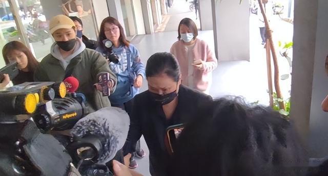 大S与具俊晔灵堂牵手亮相,婆媳不和也要站一排?网友:求剧透!