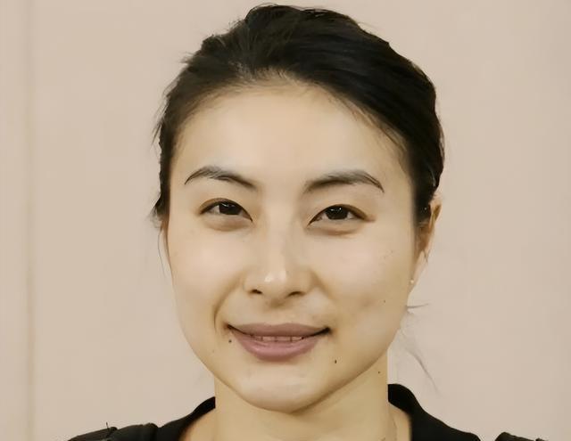 郭晶晶低调捐款三个亿,力压百万伙食费的李湘,真假贵妇一目了然