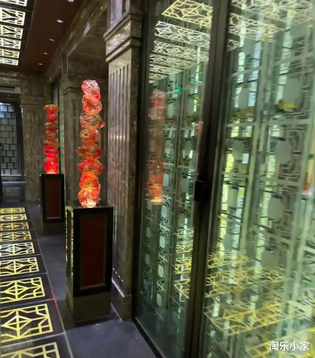 李湘家过圣诞！王诗龄被刘亦菲搂着合影，王岳伦陪同母女俩吃大餐