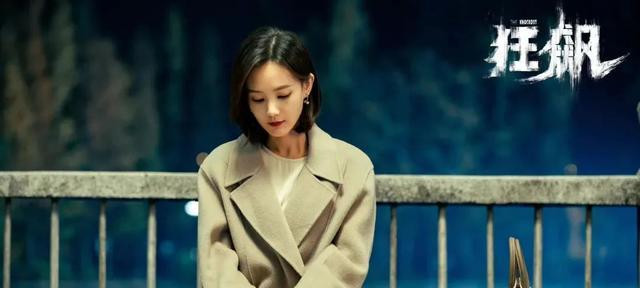 李一桐飞机上不雅行为引争议，网友：这么美，怎样都可以接受