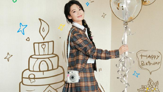 李沁晒照庆34岁生日，俏皮灵动如初恋，天赐身材颜值惹人羡