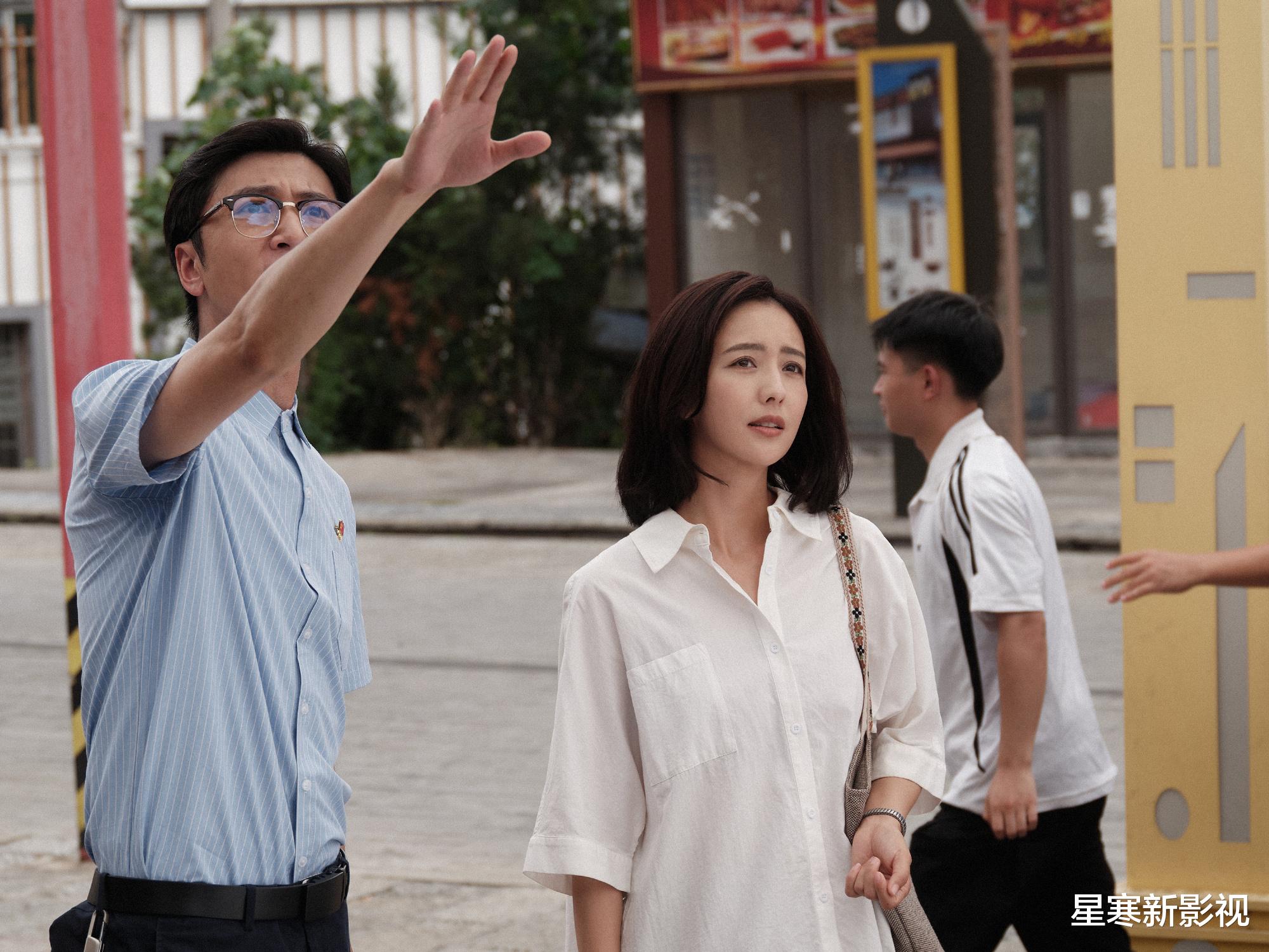 佟丽娅三亚度假被偶遇,穿新中式长裙超温柔,41岁的状态好松弛!