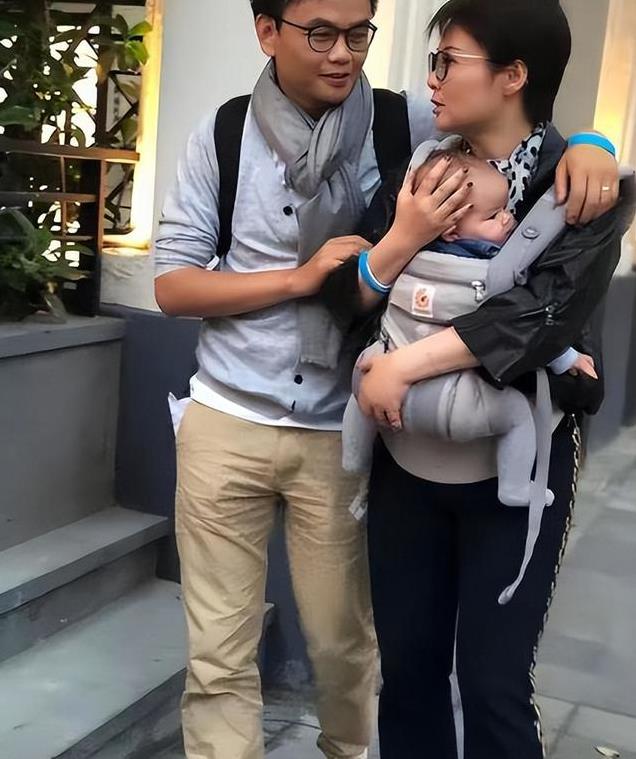 袁立大年初二回婆家走亲戚，儿子已经2岁大，主动向长辈敬酒谦卑