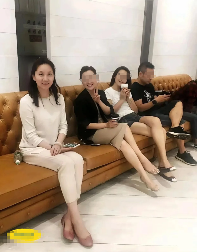 61岁李修平再度现身,素颜圆脸年轻贵气,气质优雅不输当年